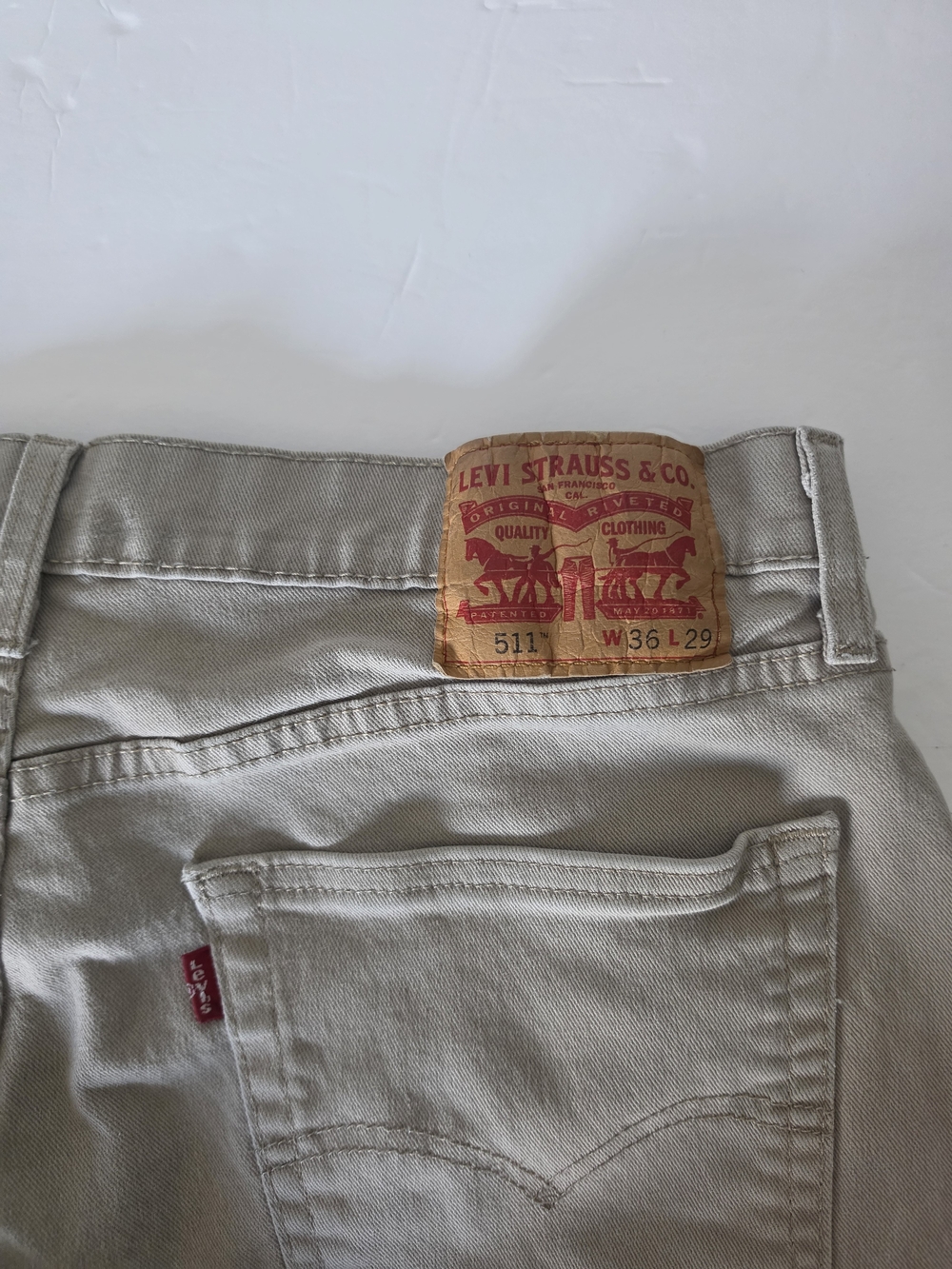 Levi's Slim Straight Jeans in Light Khaki - Picture 4 of 9